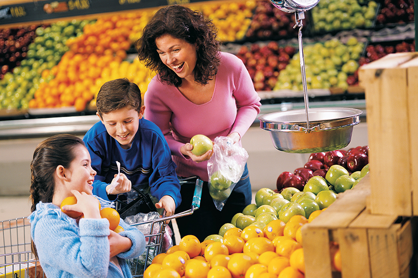 kids shopping with mom